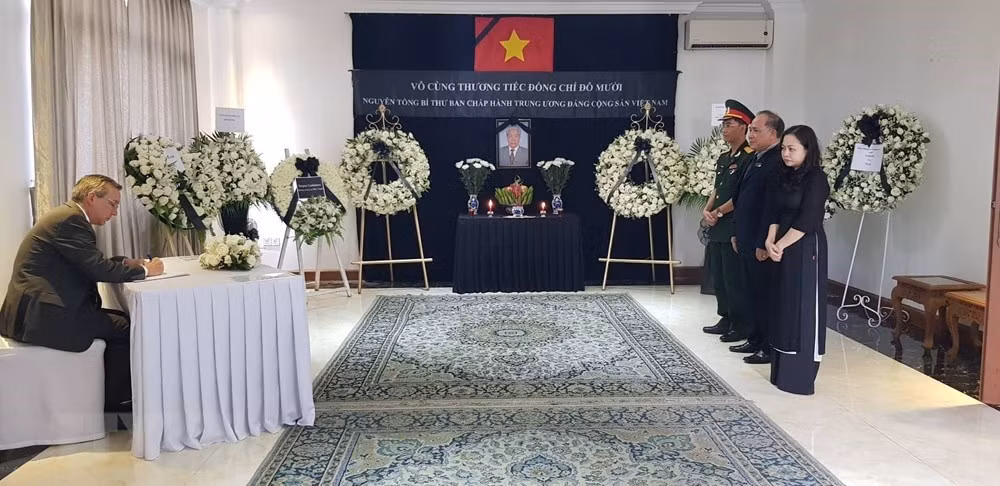 A l’étranger, hommage à l’ancien secrétaire général Dô Muoi ảnh 1