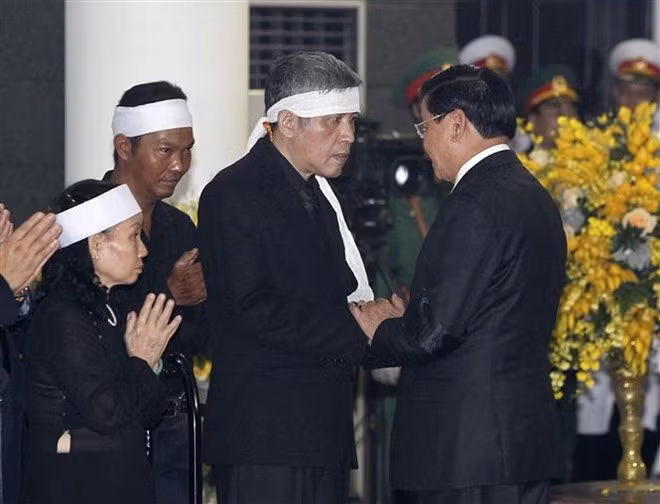 Les délégations étrangères rendent hommage à l’ancien chef du PCV Dô Muoi ảnh 1