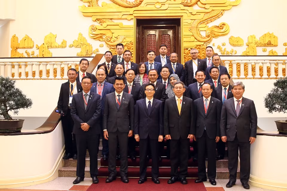 Le vice-PM Vu Duc Dam reçoit les chefs des délégations de l’AMMD-6 ảnh 1