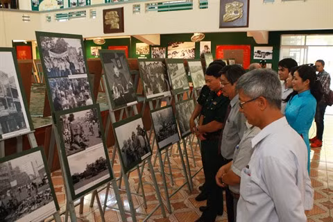 Un photojournaliste de la VNA expose des moments historiques du pays ảnh 1
