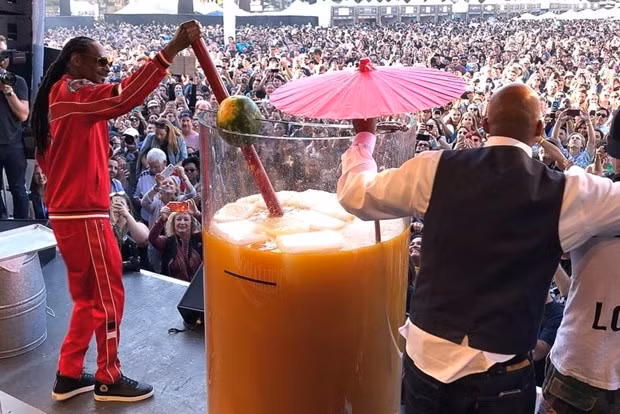 Un hôtel thaïlandais établit un record mondial avec le plus grand cocktail Negroni ảnh 1 Un hôtel thaïlandais établit un record mondial avec le plus grand cocktail Negroni ảnh 1