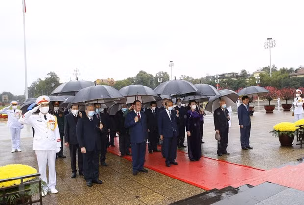 Têt traditionnel : les dirigeants rendent hommage au Président Hô Chi Minh ảnh 1