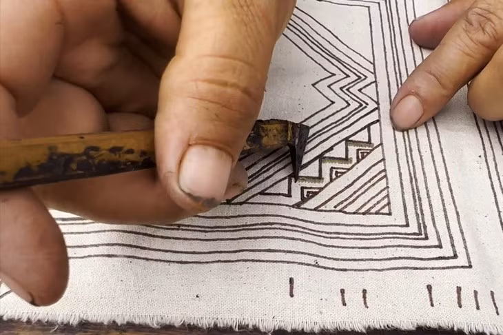 Et les Mông continuent de dessiner avec de la cire d’abeille… ảnh 1