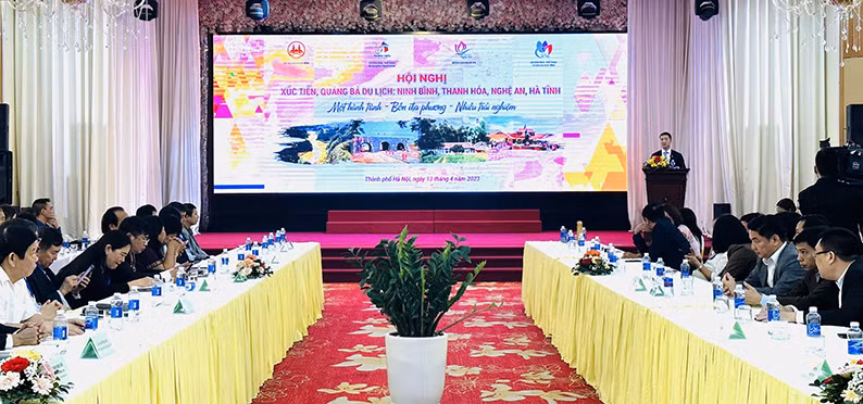 Ninh Binh, Thanh Hoa, Nghê An et Ha Tinh coopèrent dans le développement touristique ảnh 1