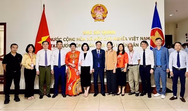 Une délégation de la ville de Hanoï en visite de travail au Laos ảnh 2