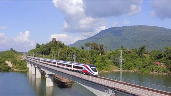 Lancement des services ferroviaires de voyageurs transfrontaliers Laos-Chine ảnh 1