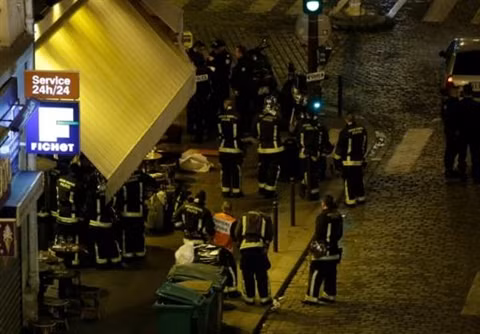 Le Vietnam condamne vivement les attentats à Paris ảnh 1