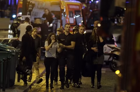 Le Vietnam condamne vivement les attentats à Paris ảnh 2