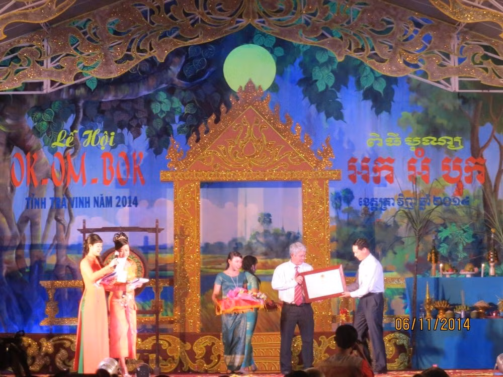 De riches activités à l’occasion de la Fête khmère Ok Om Bok à Trà Vinh ảnh 1 De riches activités à l’occasion de la Fête khmère Ok Om Bok à Trà Vinh ảnh 1
