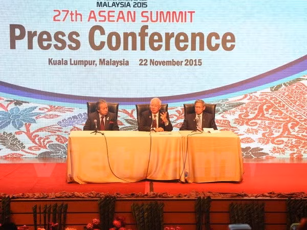 Le 27e Sommet de l'ASEAN se clôture avec succès ảnh 1