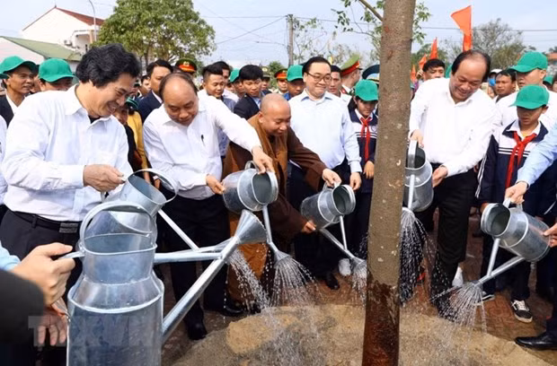 Têt de la plantation d’arbres : belle coutume de célébration de l’arrivée du printemps ảnh 3