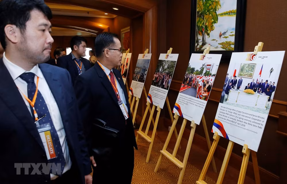 Exposition de photos intitulée ‘’45 ans des relations ASEAN-Japon’’ ảnh 1
