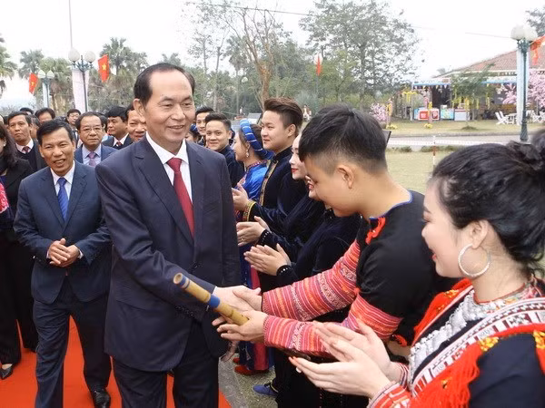 Le président lance une fête printanière au Village de la culture ethnique ảnh 1