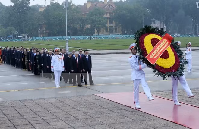 Les dirigeants rendent hommage au Président Ho Chi Minh ảnh 1