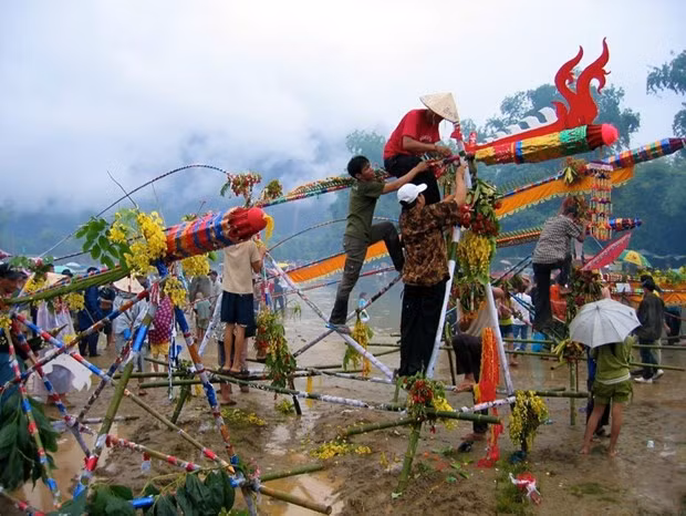 La fête traditionnelle aide à stimuler le tourisme au Laos ảnh 1