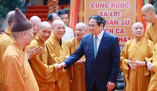 Le Premier ministre Pham Minh Chinh présente ses félicitations pour le 2567e anniversaire du Bouddha ảnh 1
