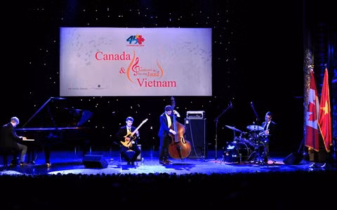 Canada - Vietnam : le groupe B’s Bees s’anime lors d’un concert de jazz à Hanoï ảnh 2