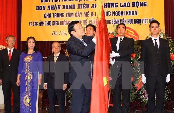 Le Centre d’anesthésiologie de l’Hôpital Viet Duc reçoit le titre de Héros du Travail ảnh 1
