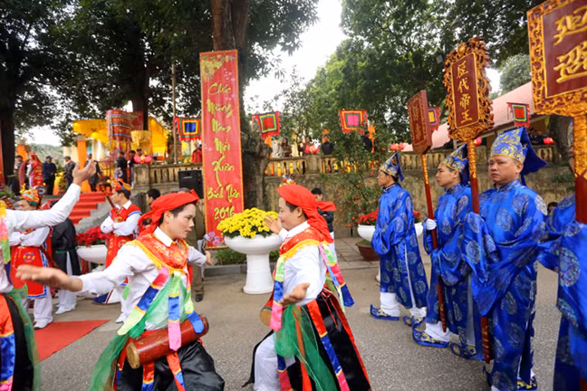 Offrande d’encens en hommage des rois de Thang Long – Hanoi ảnh 3 Offrande d’encens en hommage des rois de Thang Long – Hanoi ảnh 3