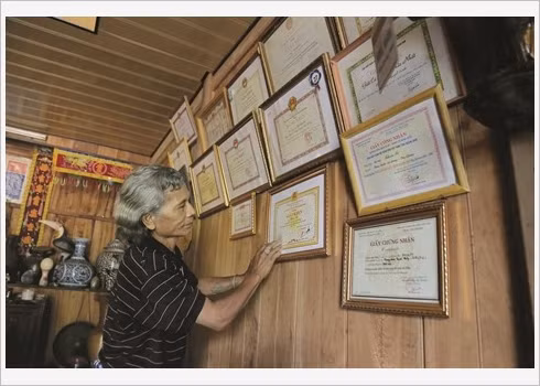 Bh’riu Pô grave la culture Co Tu dans le bois précieux ảnh 2