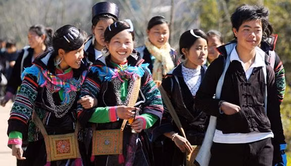 Comment s’habillent les Mông de Sapa? ảnh 1