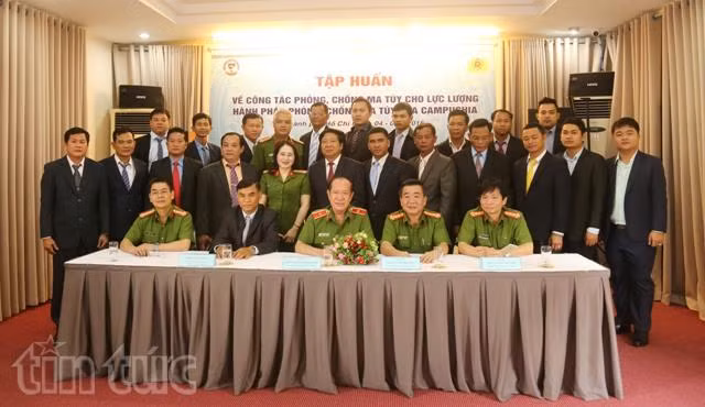 Le Vietnam aide le Cambodge dans la lutte contre le trafic de drogue ảnh 1