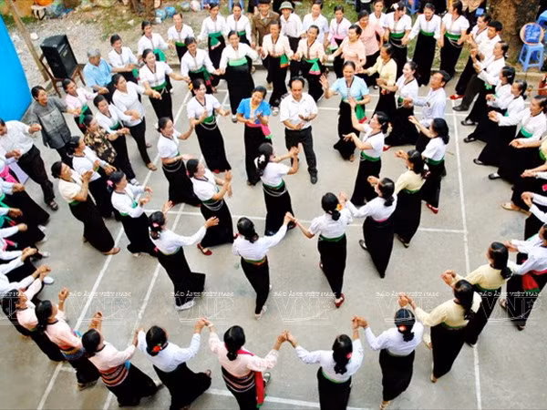 Elaboration d’un dossier sur la danse Xoe Thai pour l’UNESCO ảnh 1