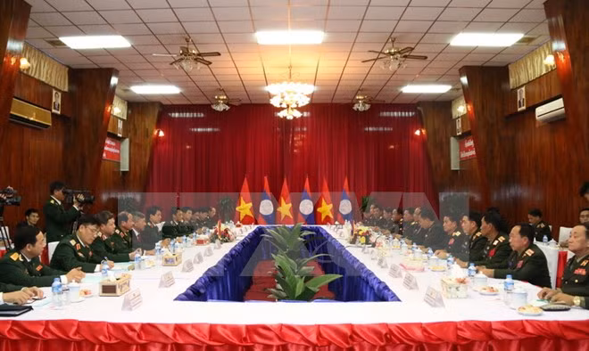 Des dirigeants laotiens apprécient la coopération militaire avec le Vietnam ảnh 2