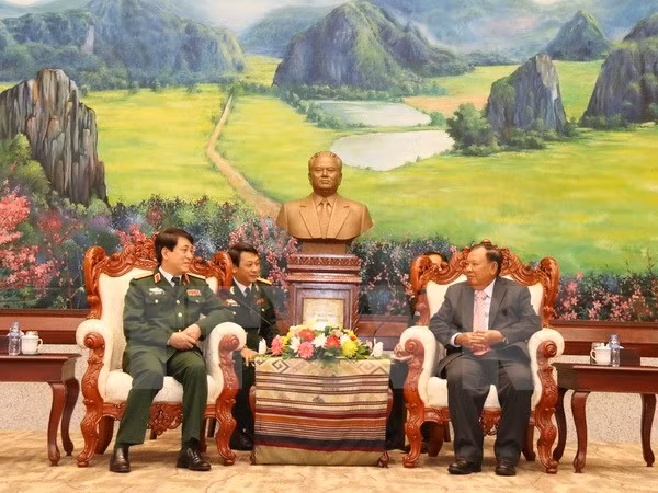 Des dirigeants laotiens apprécient la coopération militaire avec le Vietnam ảnh 1