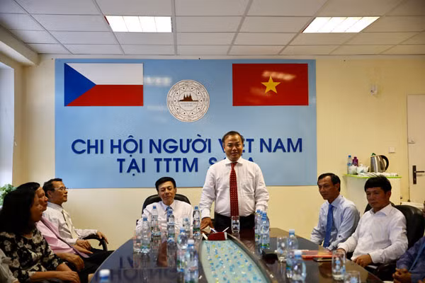 Une délégation du Comité d'État chargé des Vietnamiens résidant à l'étranger en R. tchèque ảnh 1