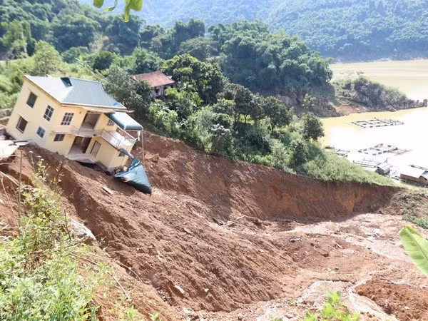 Catastrophes naturelles au Vietnam: message de sympathie du PM cambodgien ảnh 1