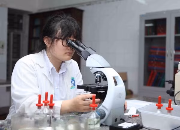 Trois médailles d’or pour le Vietnam lors des Olympiades internationales de biologie 2018 ảnh 1