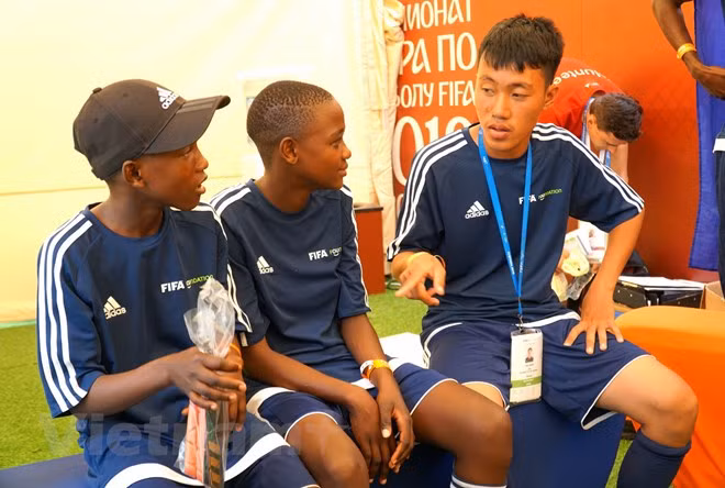 Coupe du monde 2018: Quatre footballeurs vietnamiens en herbe sur la place Rouge ảnh 1 Coupe du monde 2018: Quatre footballeurs vietnamiens en herbe sur la place Rouge ảnh 1