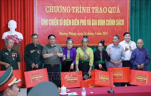 Le PM exprime sa gratitude aux contributeurs à la victoire de Diên Biên Phu ảnh 2