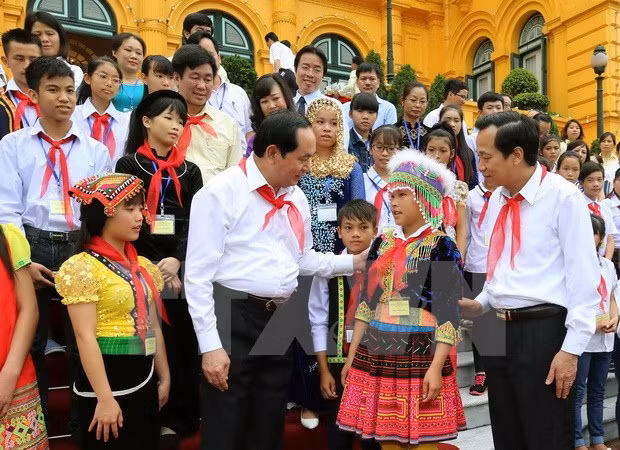 Rencontre avec des enfants en difficulté ayant d'excellents résultats scolaires ảnh 1 Rencontre avec des enfants en difficulté ayant d'excellents résultats scolaires ảnh 1