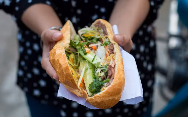 Le «bánh mì» vietnamien conquiert les consommateurs européens ảnh 1