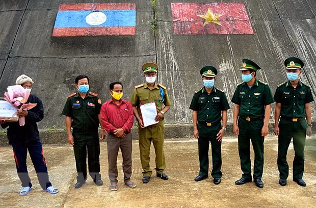 Un patient laotien remis après un traitement médical au Vietnam ảnh 1