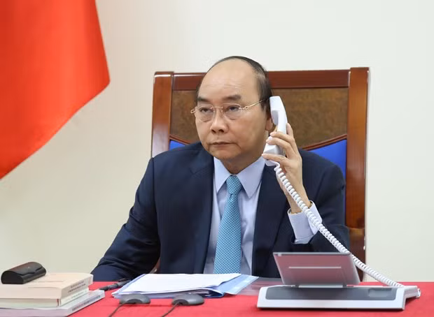 Les PM vietnamien et suédois discutent par téléphone de la lutte contre le COVID-19 ảnh 1