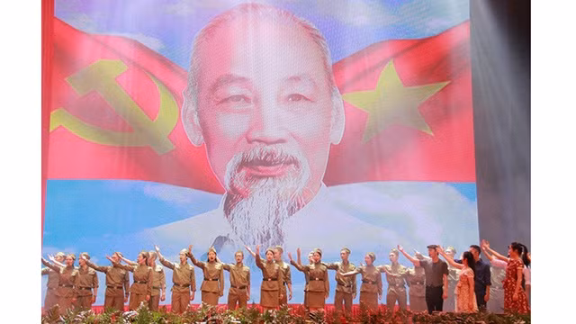 Diverses activités pour marquer le 130e anniversaire de la naissance du Président Hô Chi Minh ảnh 1