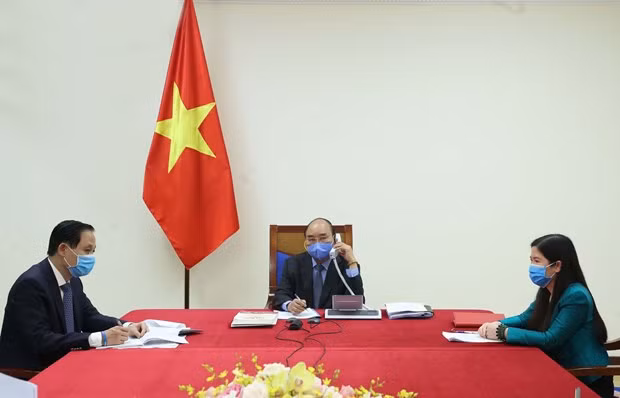 COVID-19 : Le PM s'entretient par téléphone avec le président sud-coréen ảnh 1 COVID-19 : Le PM s'entretient par téléphone avec le président sud-coréen ảnh 1