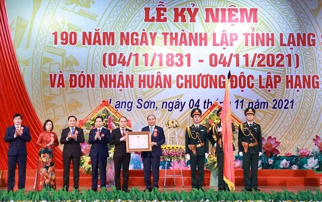 Le chef de l'Etat décerne l’Ordre de l’indépendance de première classe à la province de Lang Son ảnh 1