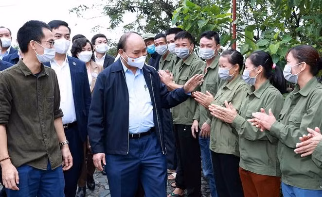 Le président vietnamien visite des coopératives exemplaires de la province de Ninh Binh ảnh 2