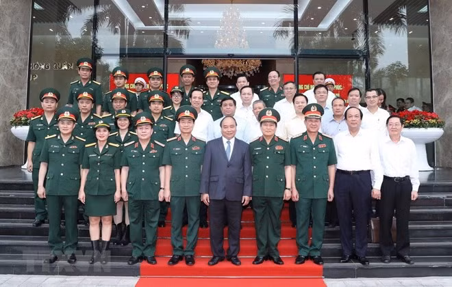 Le Premier ministre Nguyen Xuan Phuc salue les réalisations de Viettel ảnh 1