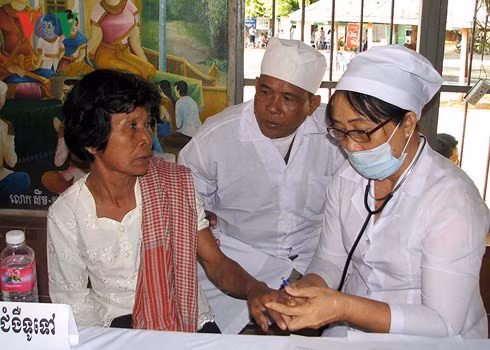 Les médecins vietnamiens dévoués aux cambodgiens ảnh 2
