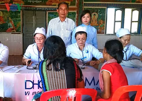 Les médecins vietnamiens dévoués aux cambodgiens ảnh 1