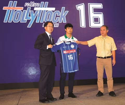 J-League 2: l’attaquant Công Phuong titulaire contre le club Kanazawa ảnh 1