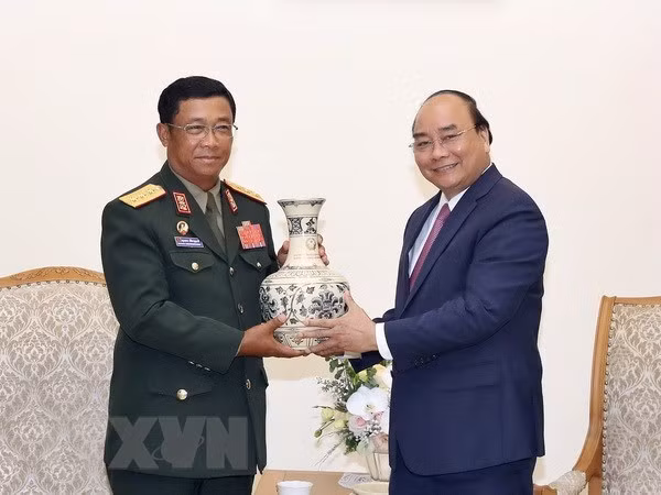 Le PM reçoit le chef d’état-major général de l’Armée populaire lao ảnh 1