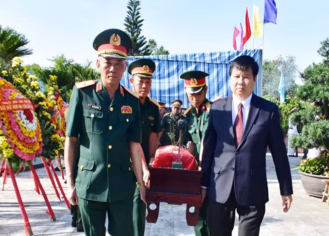 Thua Thien-Hue : Inhumation des restes de 11 soldats volontaires trouvés au Laos ảnh 1