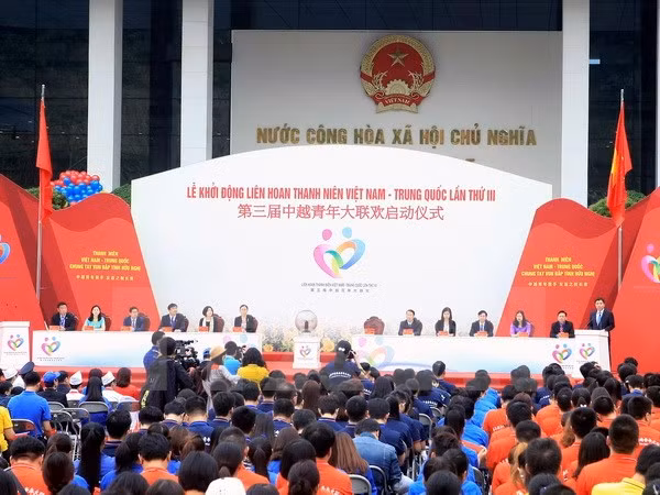 Échanges entre les jeunes vietnamiens et chinois ảnh 1