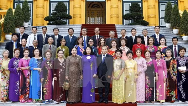 ​Dang Thi Ngoc Thinh rencontre d'anciens enseignants vietnamiens en Thaïlande ảnh 1